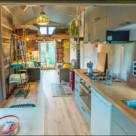 Tiny House Les Jours Heureux Sejour Nature Pres De Dinant Et Des Lacs De L Eau D Heure אכסניה