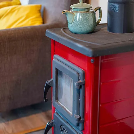 Tiny House Les Jours Heureux Sejour Nature Pres De Dinant Et Des Lacs De L Eau D Heure אכסניה *