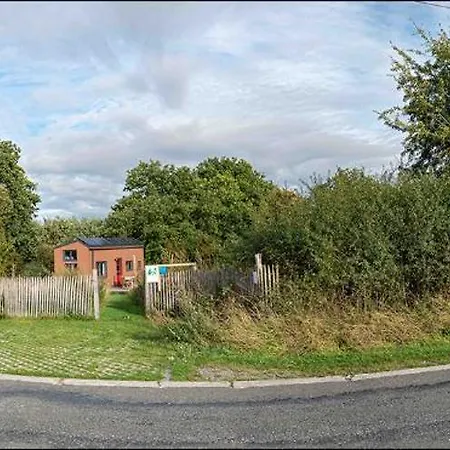 Tiny House Les Jours Heureux Sejour Nature Pres De Dinant Et Des Lacs De L Eau D Heure אכסניה *