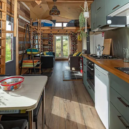 Tiny House Les Jours Heureux Sejour Nature Pres De Dinant Et Des Lacs De L Eau D Heure Lodge