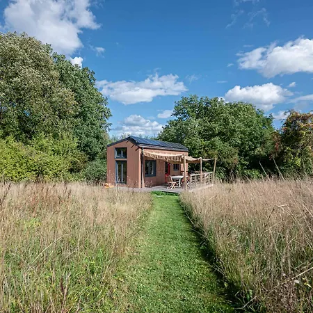 Tiny House Les Jours Heureux Sejour Nature Pres De Dinant Et Des Lacs De L Eau D Heure אכסניה